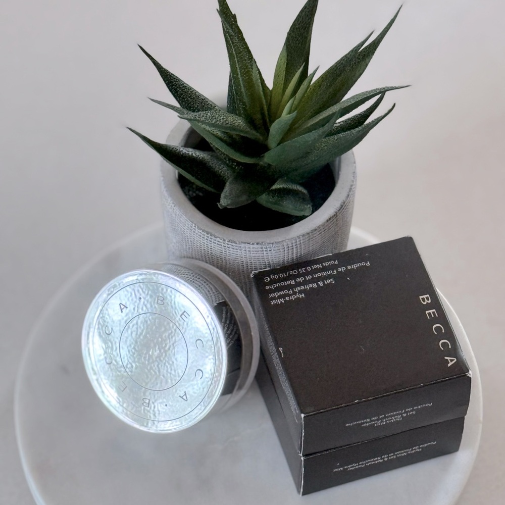 2 Full Sized Becca Hydra-Mist Set & Refresh Powder
(Sold together)